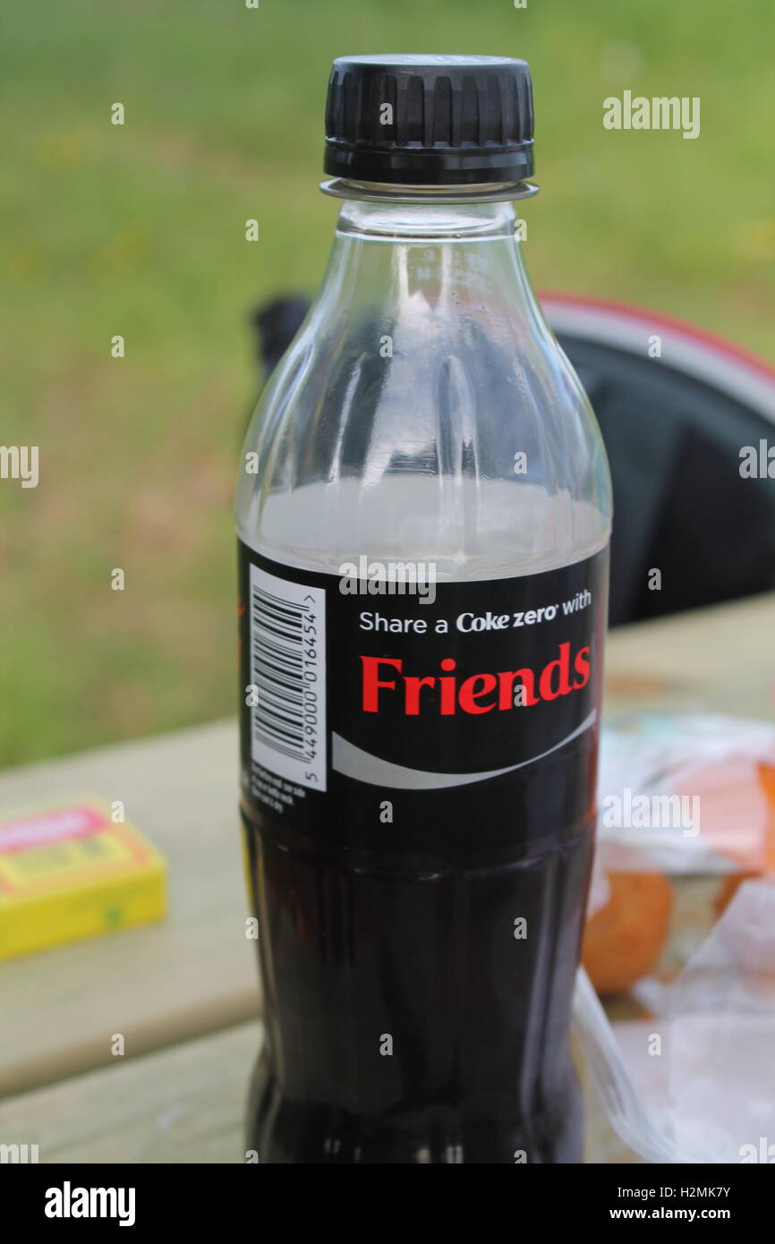 "Partager un coca zéro avec les amis' bouteille de Coca-Cola sur un banc de pique-nique Banque D'Images