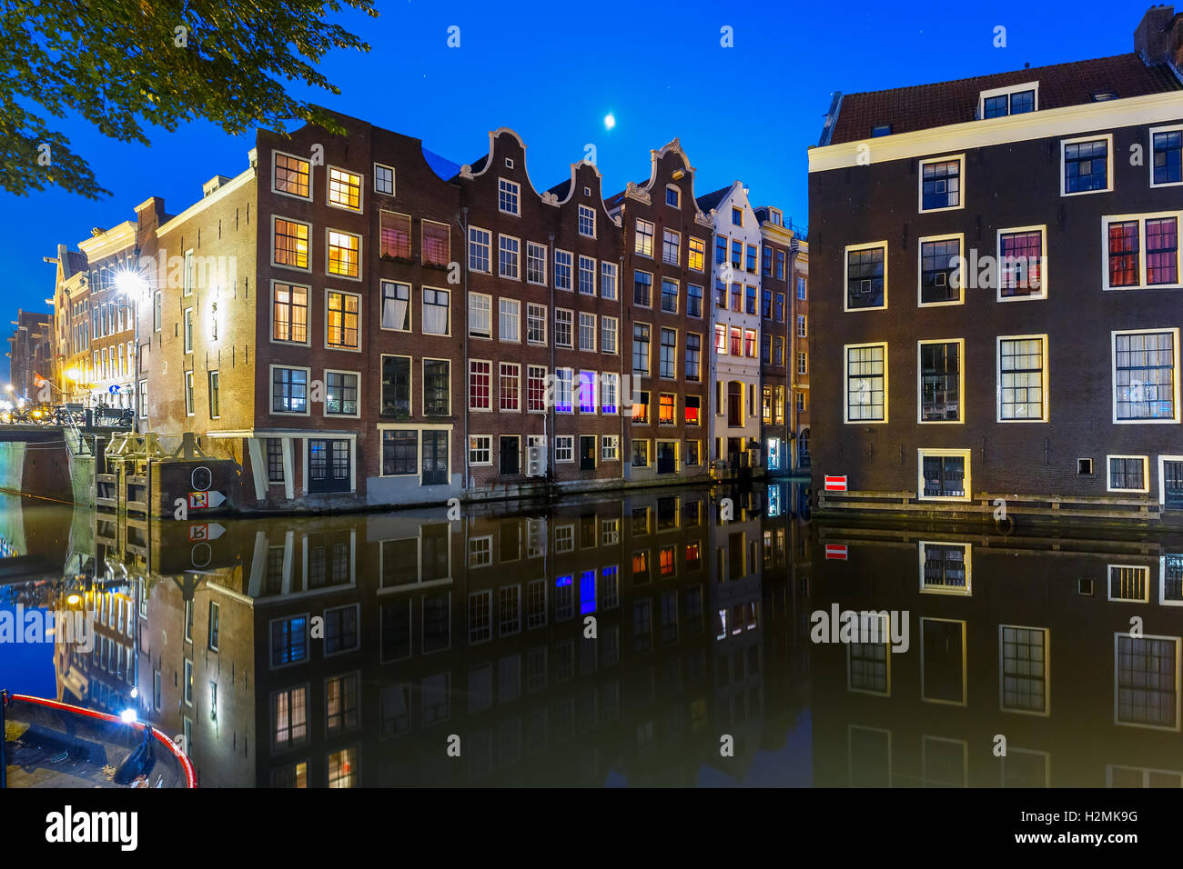 Nuit maison typique hollandaise, Amsterdam, Pays-Bas. Banque D'Images