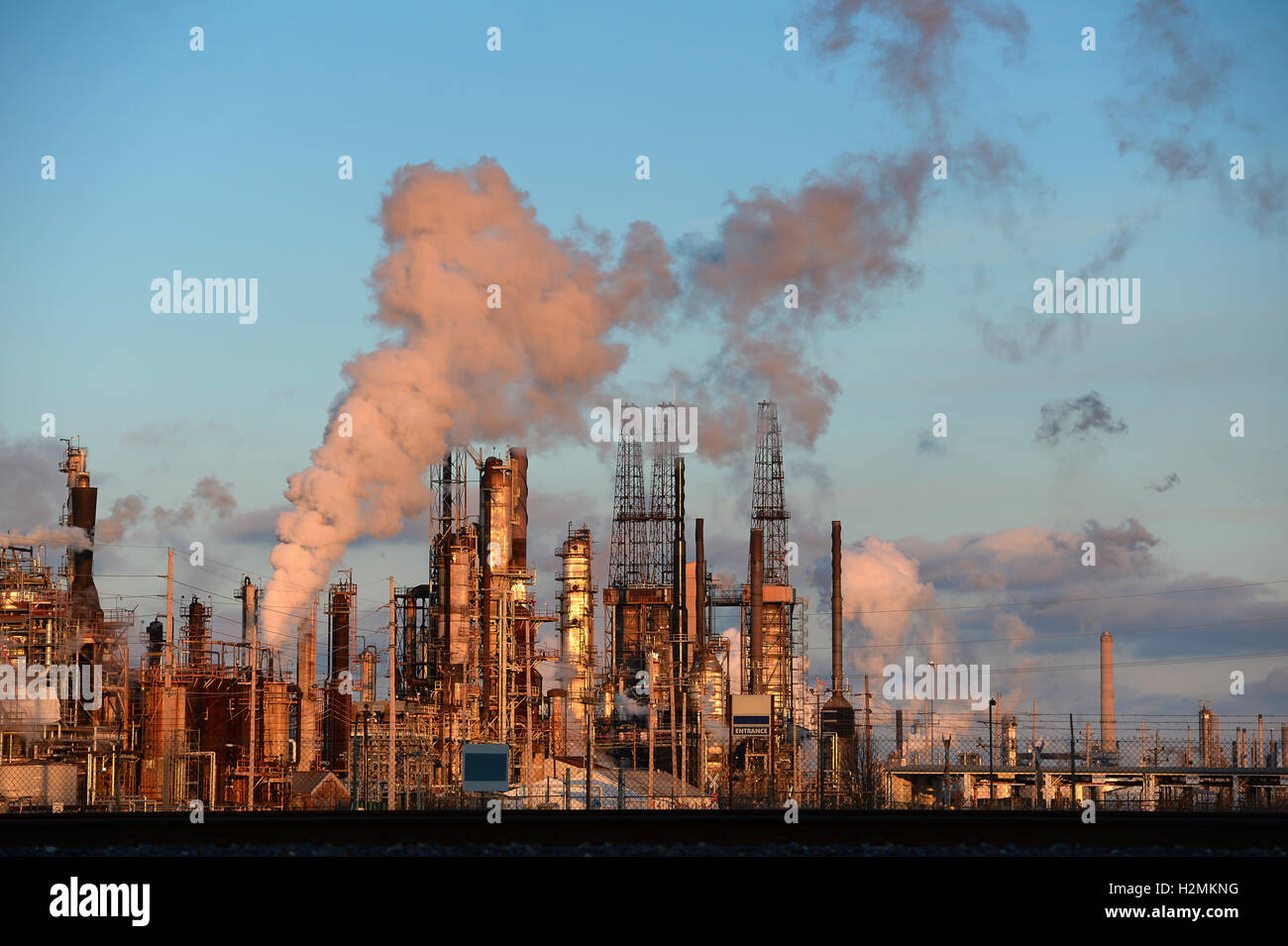 Raffinerie de pétrole avec cheminées libérant dans l'atmosphère Banque D'Images