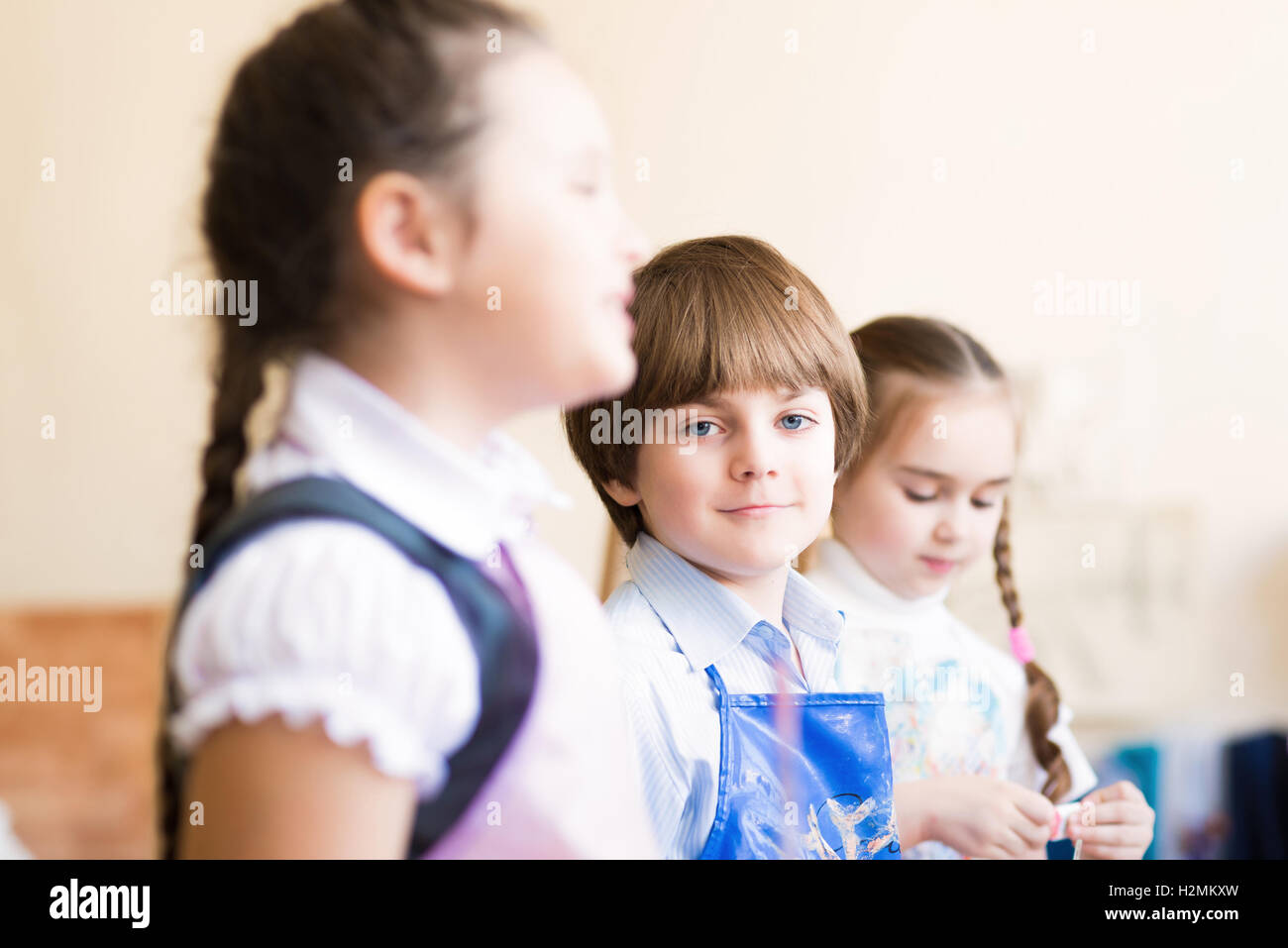 Garçon attire dans la classe avec les autres enfants Banque D'Images