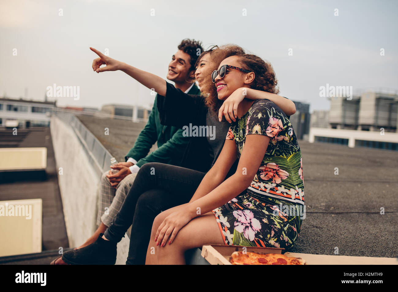 L'homme et de la femme assis sur la terrasse du toit et à la voiture en ...