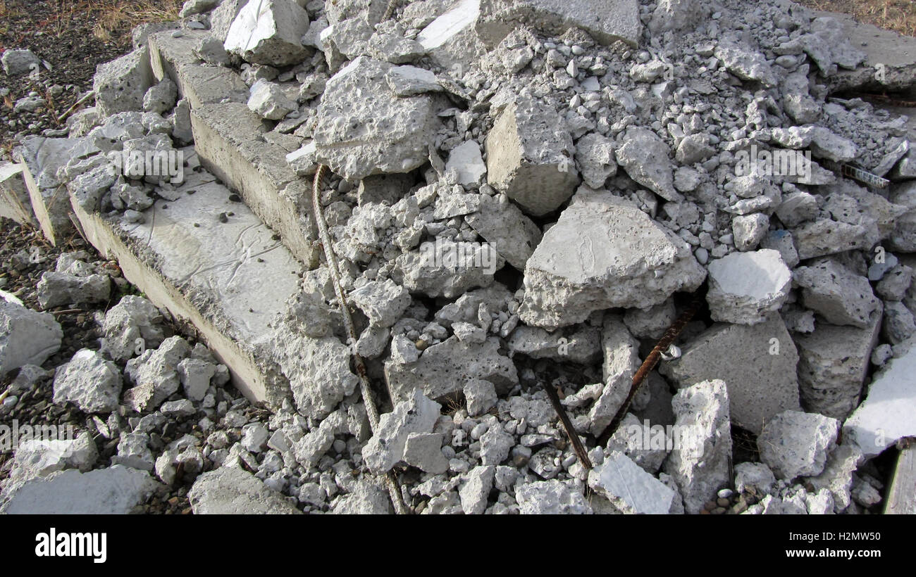 Pièces de béton, utilisé pour la formation, gris, velours, de la construction, de l'intéressant, utile, déchets, textures, fracassé, couche, l'été Banque D'Images