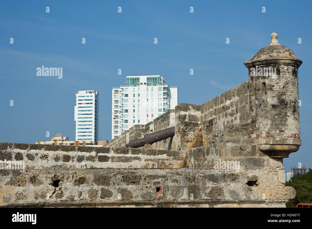 De nouveaux bâtiments se dressant au dessus de l'enceinte fortifiée historique de Cartagena de Indias en Colombie. Banque D'Images