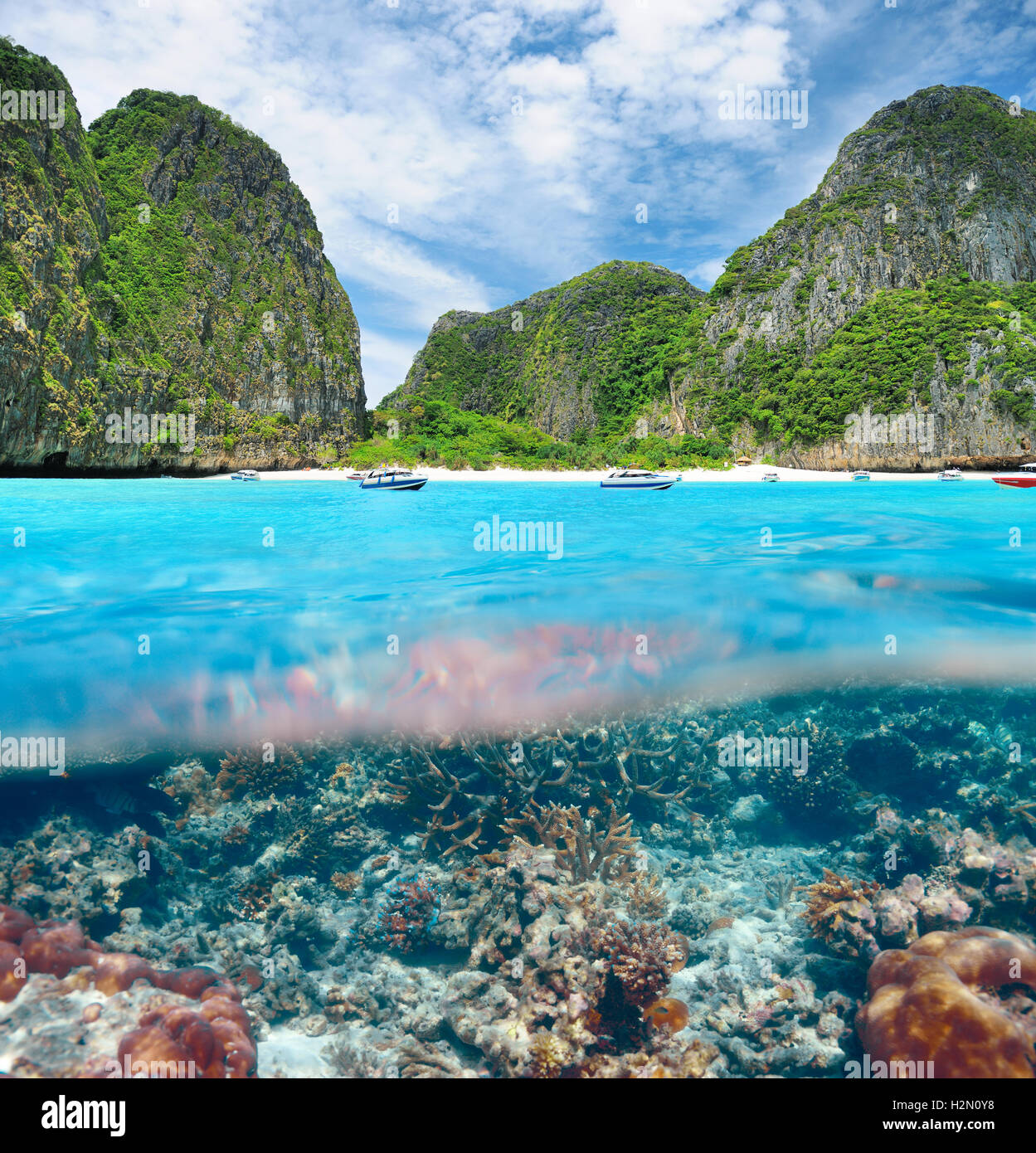 Lagon avec vue sous-marine des récifs coralliens Banque D'Images