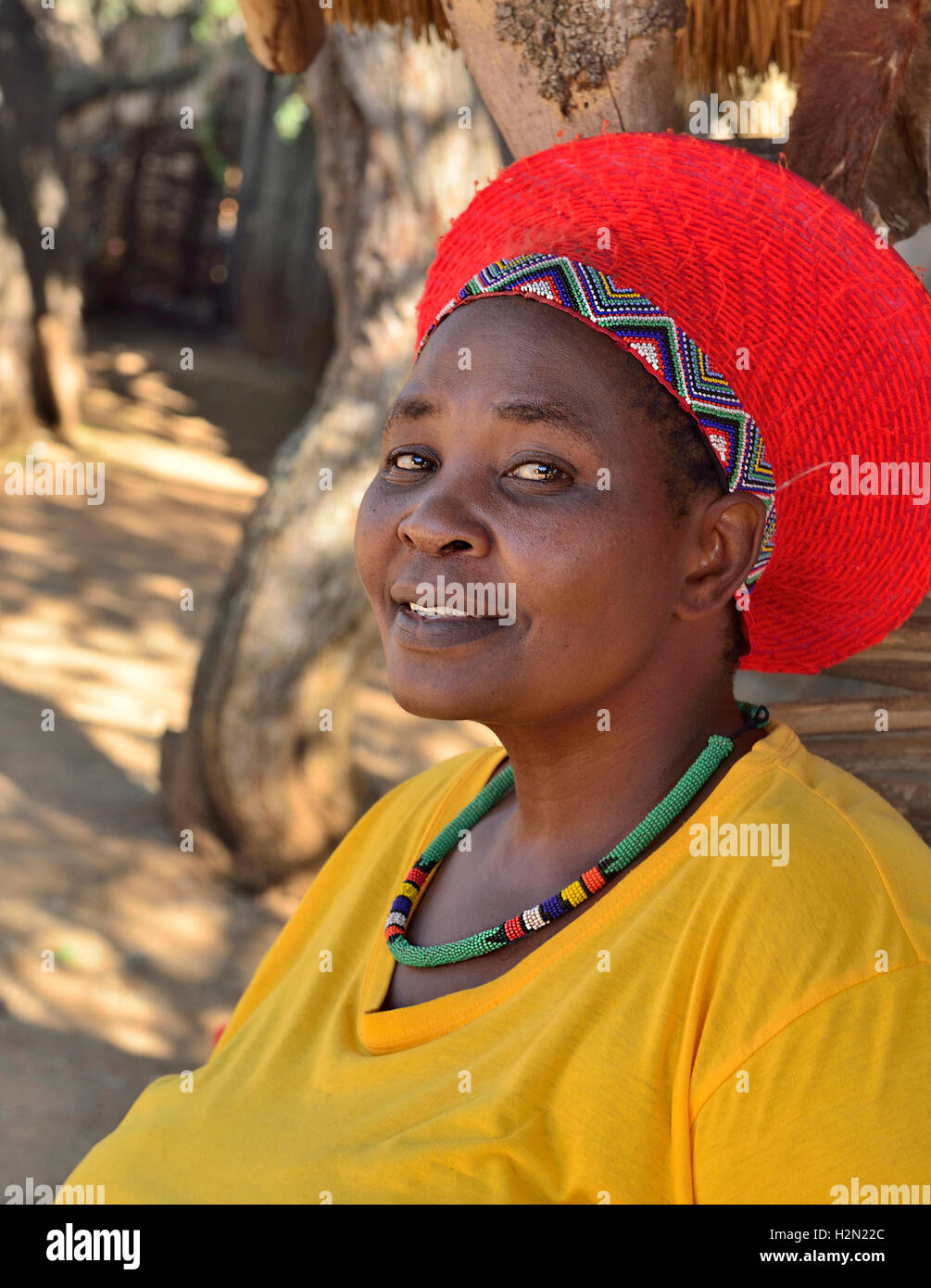 Shakaland Zulu dame pose dans un membre de la troupe Zulu traditionnel hat au Village Culturel de Shakaland Banque D'Images