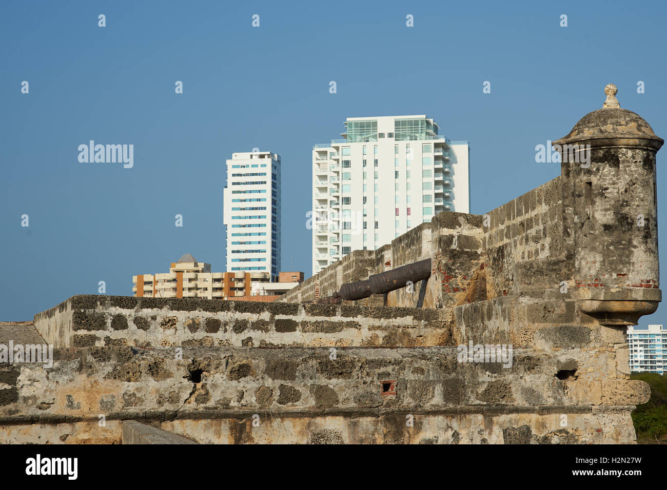 De nouveaux bâtiments se dressant au dessus de l'enceinte fortifiée historique de Cartagena de Indias en Colombie. Banque D'Images