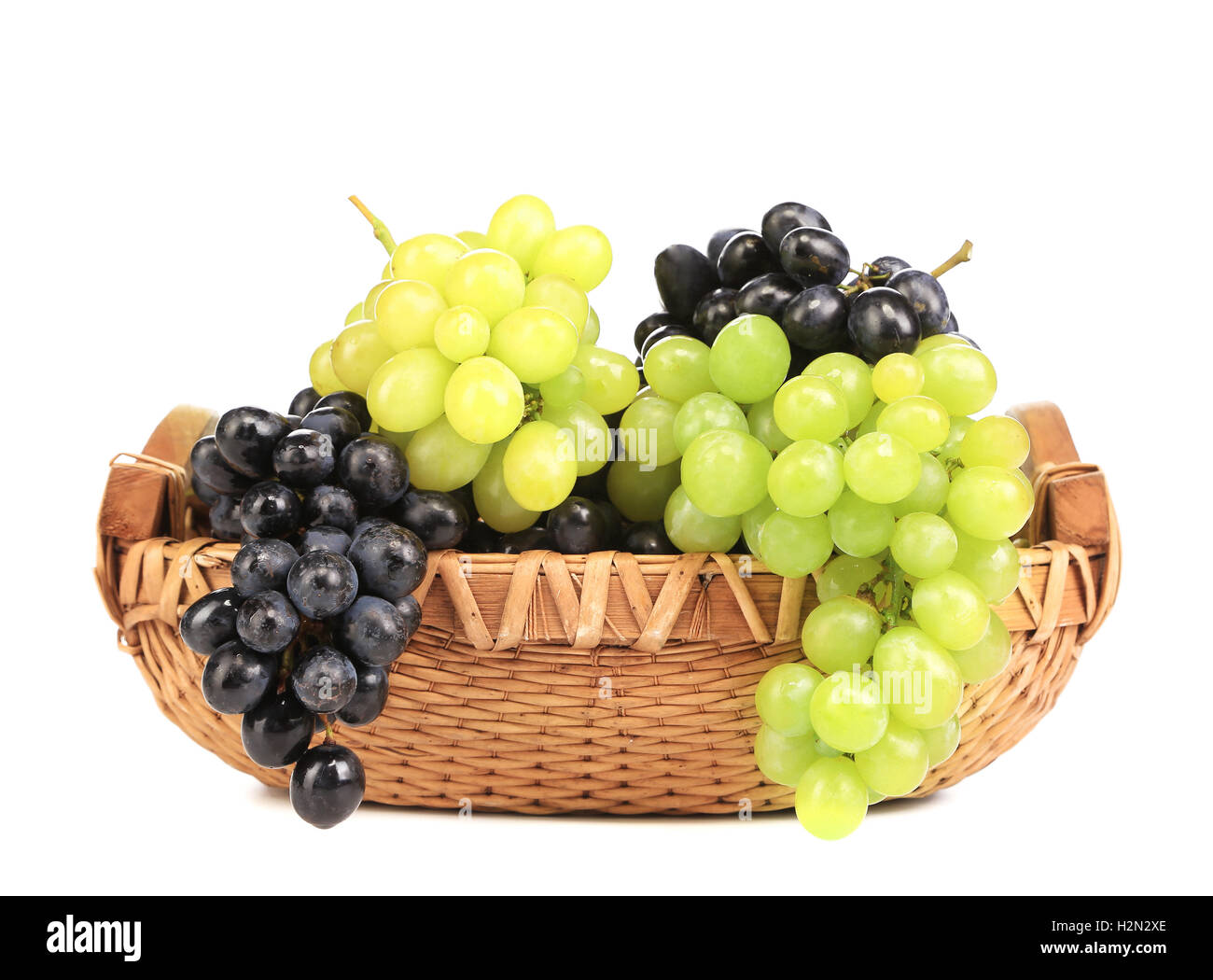 Tas de raisins noirs et blancs dans un panier. Banque D'Images