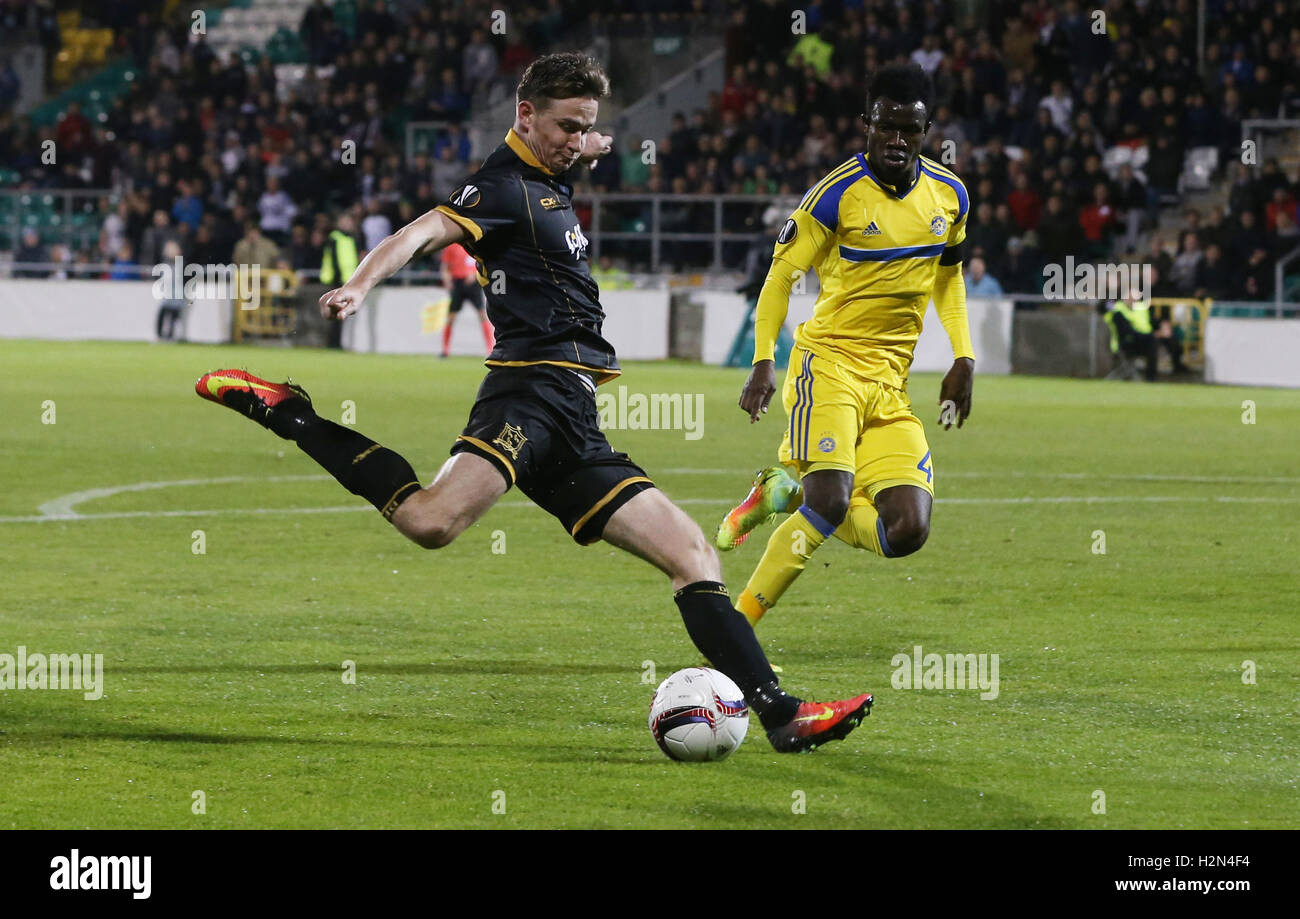 La Dundalk Ronan Finn prend un tir au but lors de l'UEFA Europa League, groupe d match au stade de Tallaght, Dublin. Banque D'Images