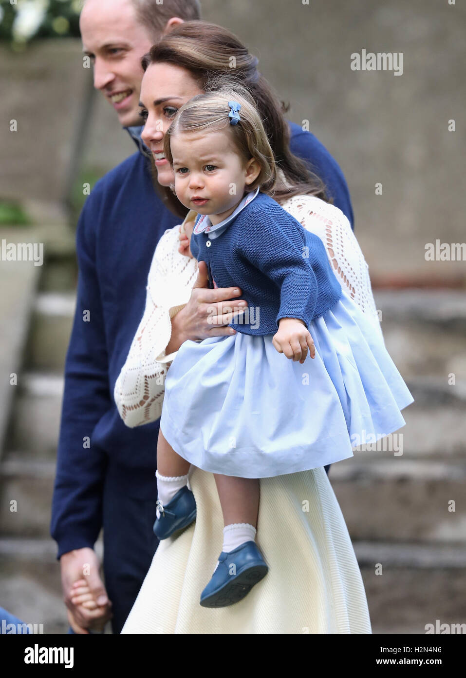 Le duc et la duchesse de Cambridge avec la Princesse Charlotte lors d'une fête pour les enfants à une fête pour les enfants pour les familles des militaires à l'Hôtel du Gouvernement à Victoria au cours de la tournée royale du Canada. Banque D'Images