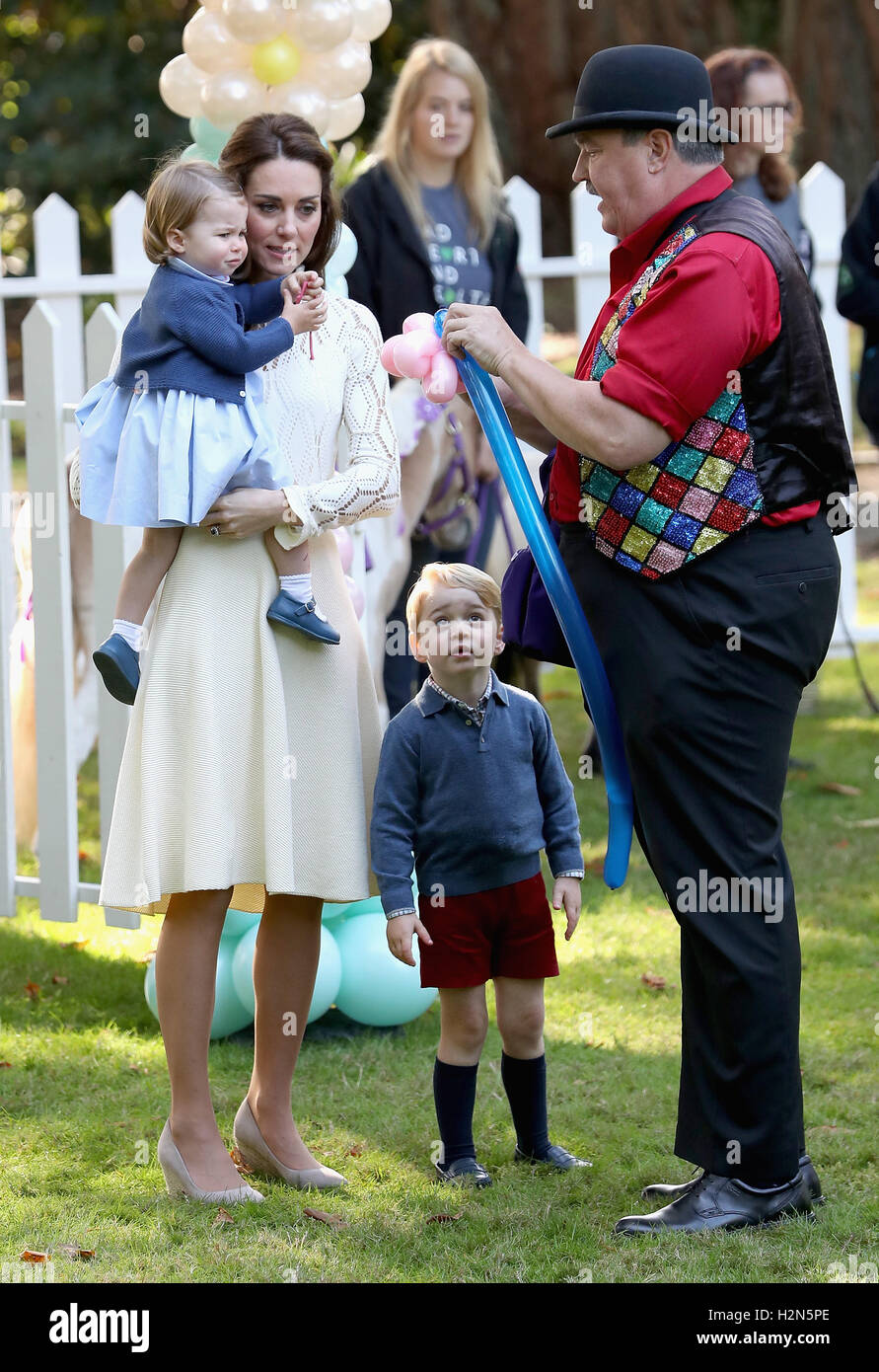 La duchesse de Cambridge, avec ses enfants Prince George et la Princesse Charlotte lors d'une fête pour les enfants pour les familles des militaires à l'Hôtel du Gouvernement à Victoria au cours de la tournée royale du Canada. Banque D'Images