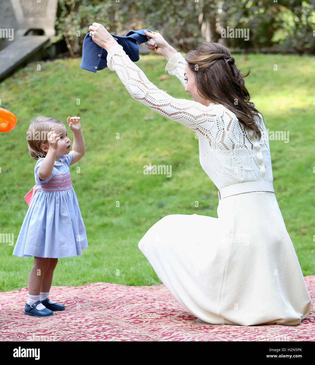 La duchesse de Cambridge, avec sa fille, la Princesse Charlotte lors d'une fête pour les enfants pour les familles des militaires à l'Hôtel du Gouvernement à Victoria au cours de la tournée royale du Canada. Banque D'Images