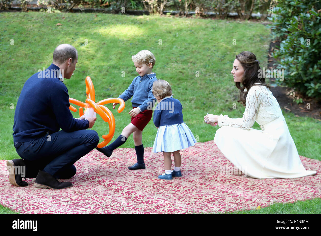 Le duc et la duchesse de Cambridge avec leurs enfants Prince George et la Princesse Charlotte lors d'une fête pour les enfants pour les familles des militaires à l'Hôtel du Gouvernement à Victoria au cours de la tournée royale du Canada. Banque D'Images