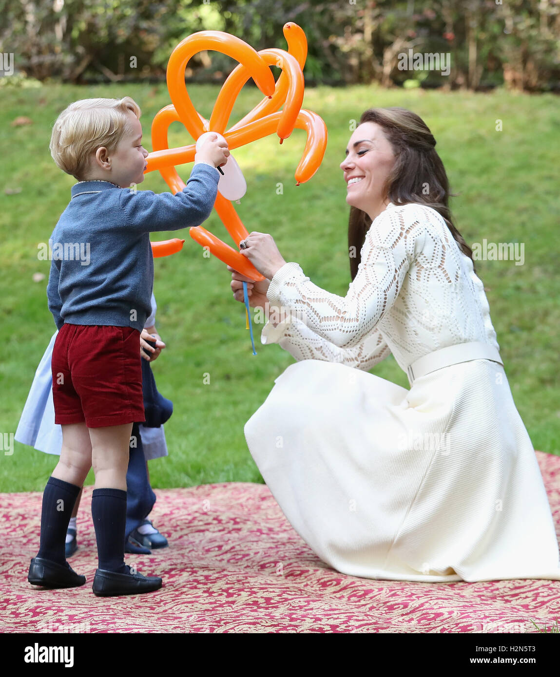 La duchesse de Cambridge, avec ses enfants Prince George et la Princesse Charlotte lors d'une fête pour les enfants pour les familles des militaires à l'Hôtel du Gouvernement à Victoria au cours de la tournée royale du Canada. Banque D'Images