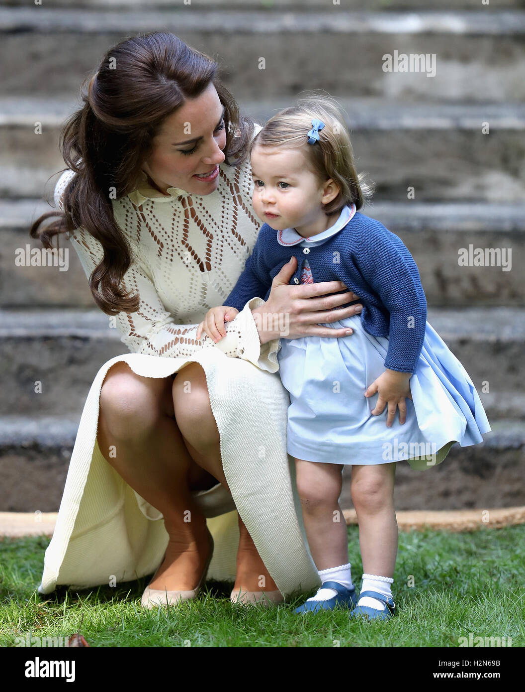 La duchesse de Cambridge, avec sa fille, la Princesse Charlotte lors d'une fête pour les enfants pour les familles des militaires à l'Hôtel du Gouvernement à Victoria au cours de la tournée royale du Canada. Banque D'Images