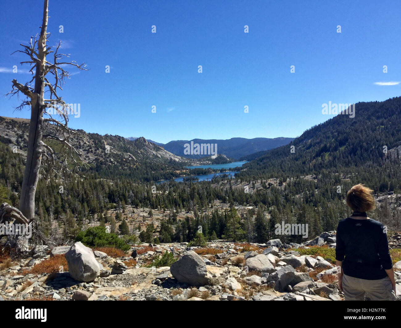 Un randonneur jouit de la vue au-dessus du Lac Écho à Desolation Wilderness près du lac Tahoe, en Californie Banque D'Images