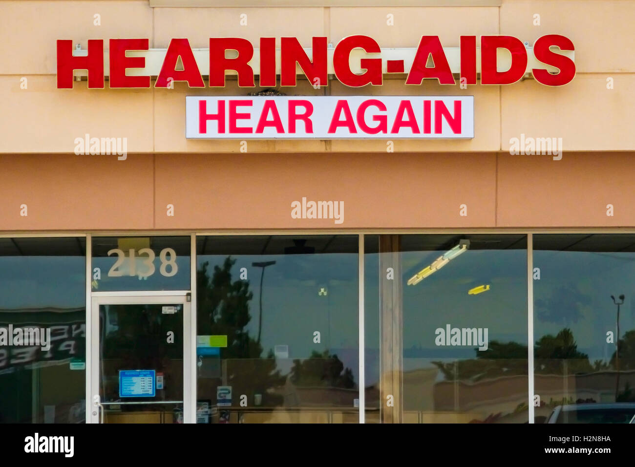 La devanture de l'entendre encore une fois, d'une aide auditive business de 2138 W. L'Interstate 240 service road, à Oklahoma City, Oklahoma, USA. Banque D'Images