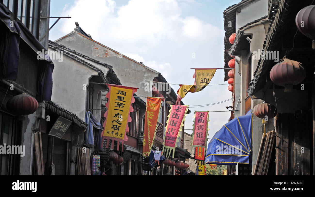 Bannières chinois pendant du bâtiments sur la rue principale de Tongli, une célèbre ville d'eau dans le Jiangsu, Chine. Banque D'Images