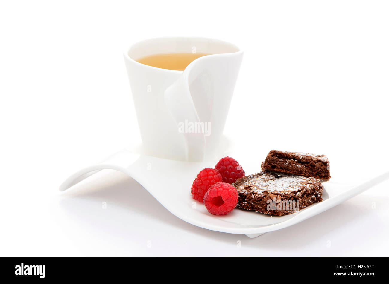 Tisane chaude avec des brownies et framboises sur fond blanc Banque D'Images