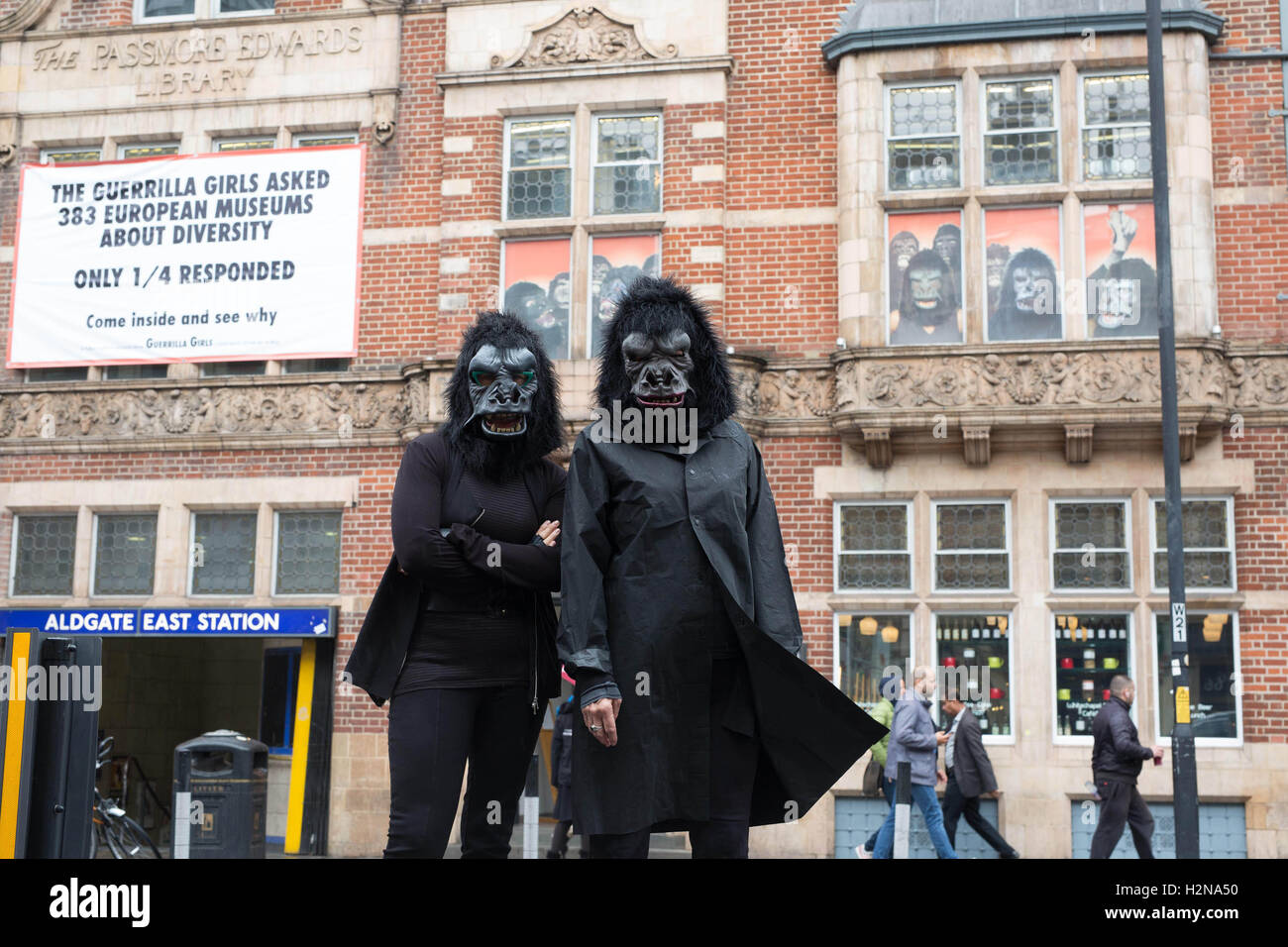 Guerrilla Girls, un groupe d'activistes féministes anonymes fondé en 1985, dévoile une bannière sur la façade de la galerie Whitechapel à Londres pour lancer sa nouvelle campagne, ETH; Guerrilla Girls: Est-ce encore pire en Europe?, qui sera visible à la fois à l'intérieur et à l'extérieur de la galerie et qui se déroulera du 1er octobre 2016 au 5 mars 2017. Banque D'Images