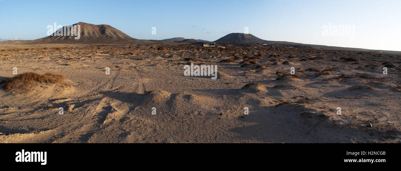 Fuerteventura, Îles Canaries, Afrique du Nord, Espagne : paysage désertique et vue panoramique sur les montagnes autour du village de Majanicho Banque D'Images