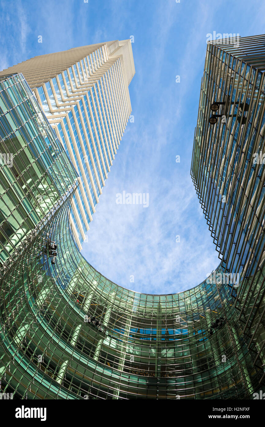 NEW YORK - 3 septembre 2016 : l'emblématique forme circulaire du résidences à la Bloomberg Tower, un cour de balise. Banque D'Images