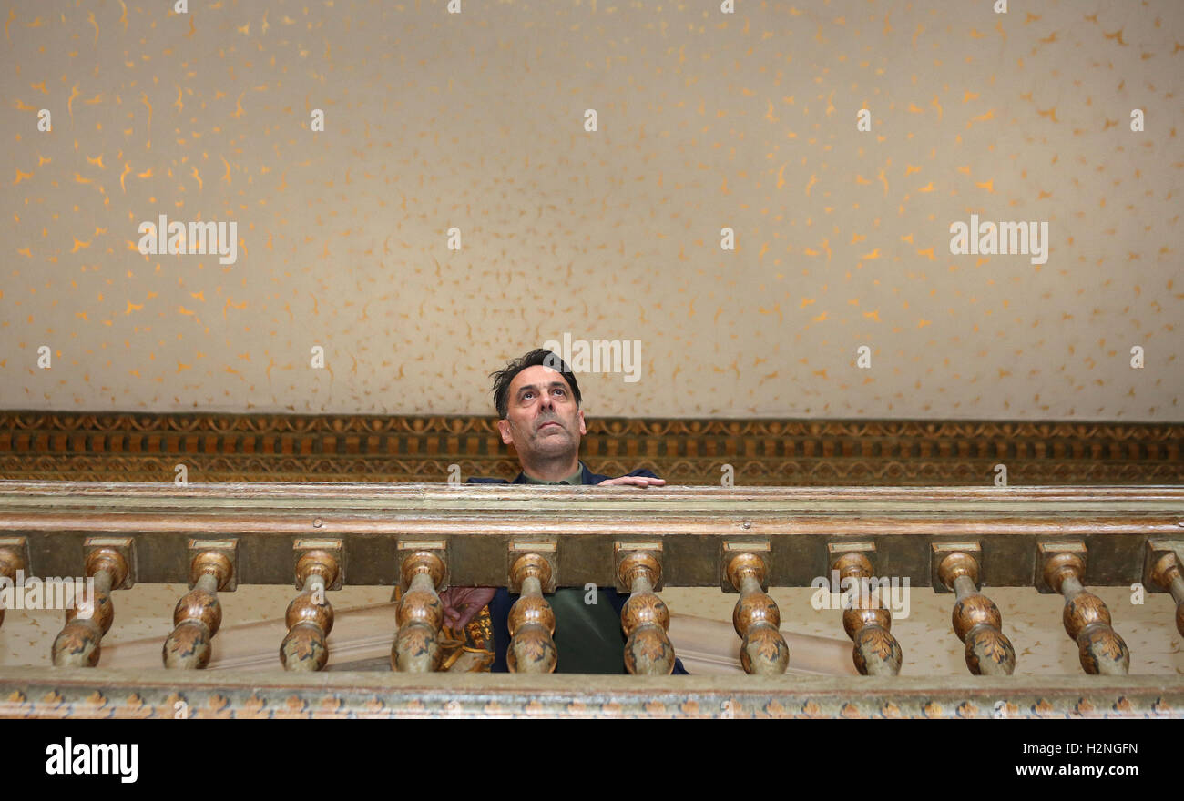 Gagnant du Prix Turner Richard Wright dans la grande salle dans la maison de la Reine à Greenwich où il a créé une nouvelle feuille d'or d'art sur le plafond de ce bâtiment du xviie siècle. Banque D'Images