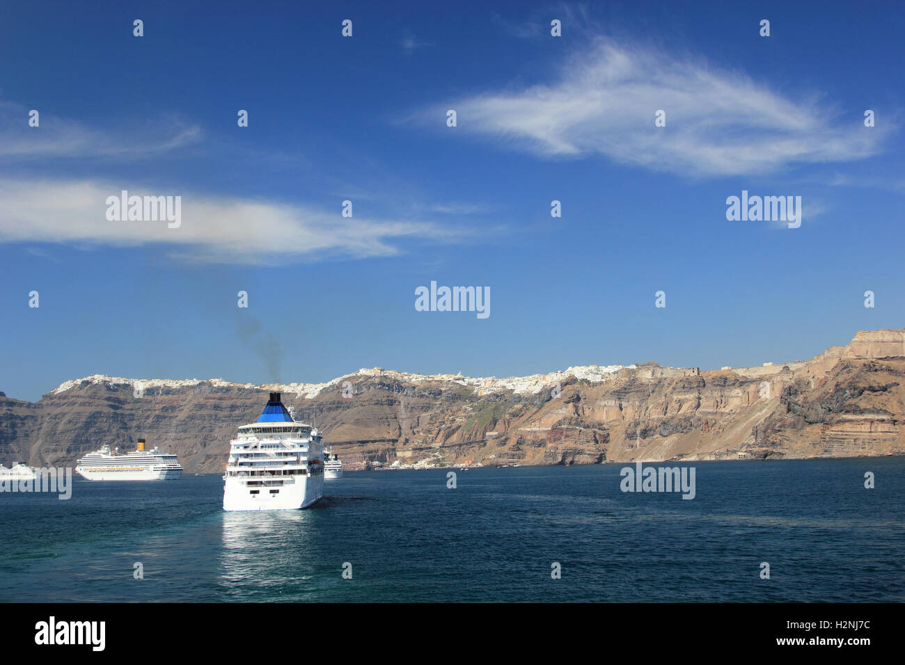 Bateau de croisière à Santorin Grèce - Voyage d'arrière-plan Banque D'Images