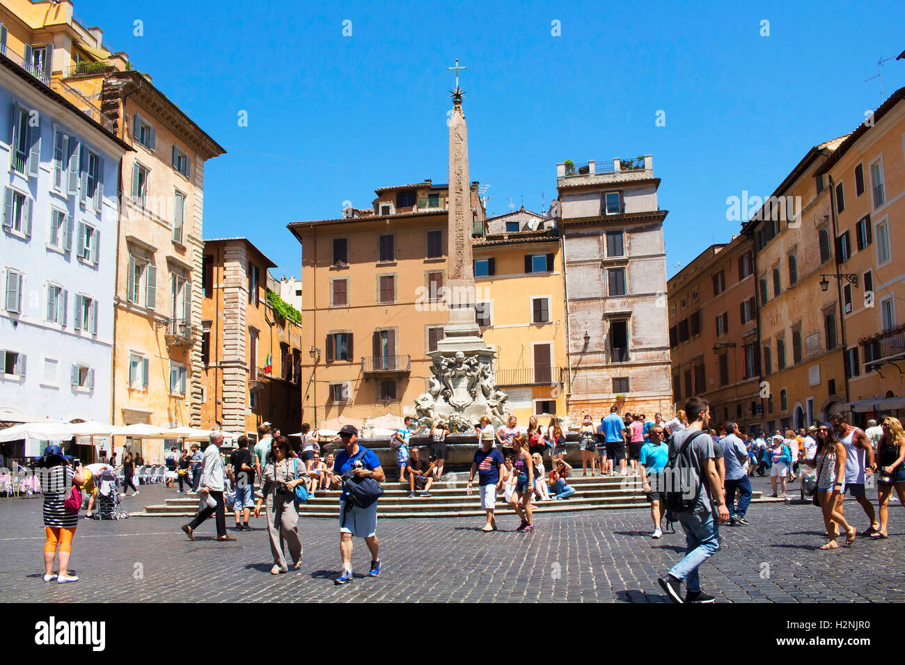 Aiment se réunir à Piazza della Rotonda une place publique en face de Panthéon de Rome. Banque D'Images