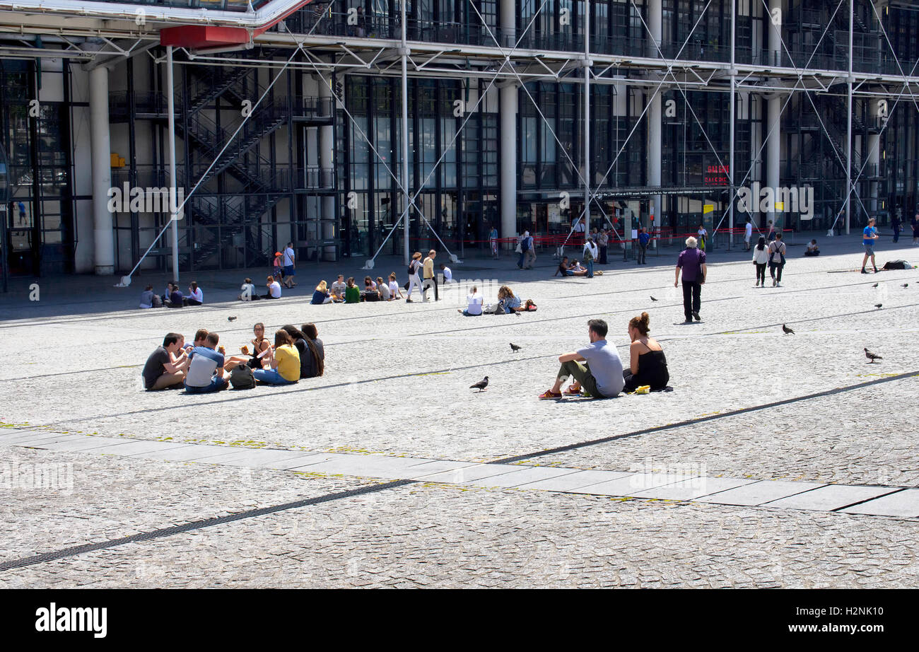 Aiment se réunir sur Centre Pompidou cour du Musée. Banque D'Images