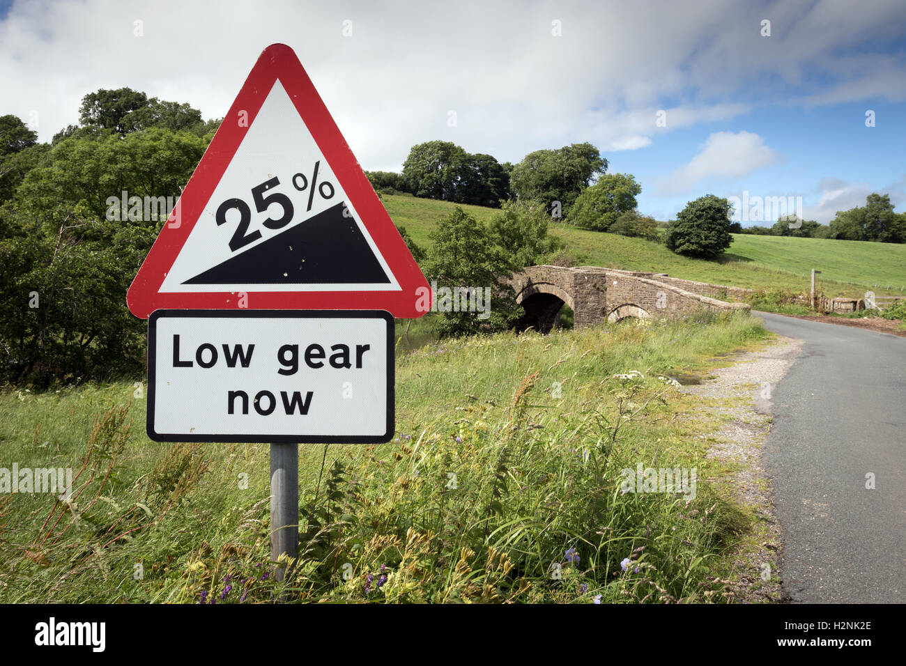 Un panneau d'avertissement d'une colline escarpée de l'avant dans le Yorkshire Dales Banque D'Images