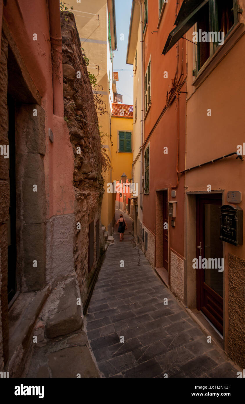 Un exemple de l'étroite allées qui sont typiques des villages Méditerranéens, Riomaggiore, Cinque Terre, Liguaria, Italie, Banque D'Images