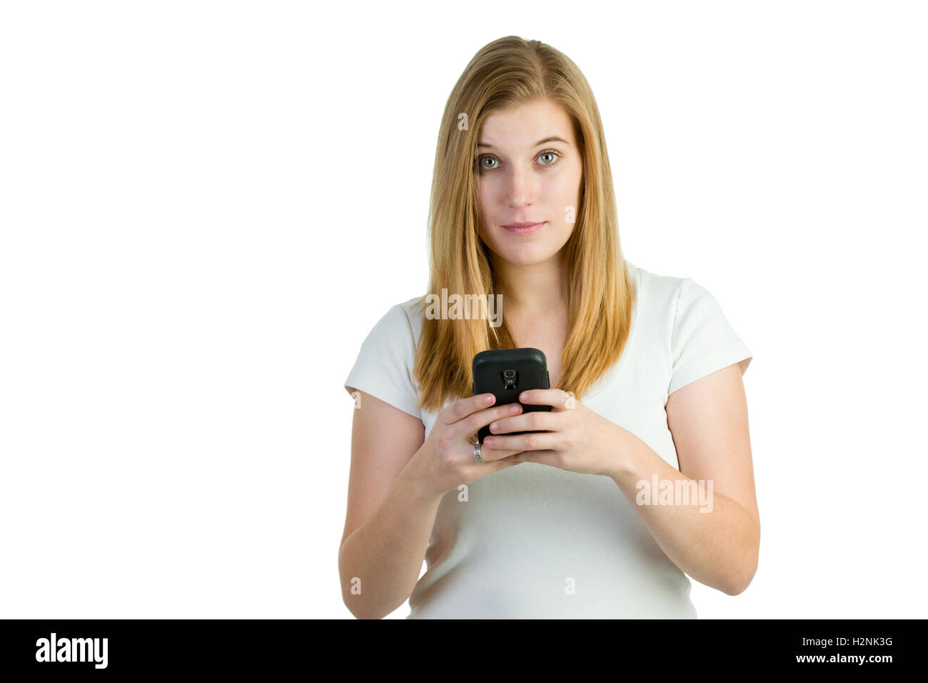 Une jolie femme blonde avec un téléphone mobile ou smartphone Banque D'Images