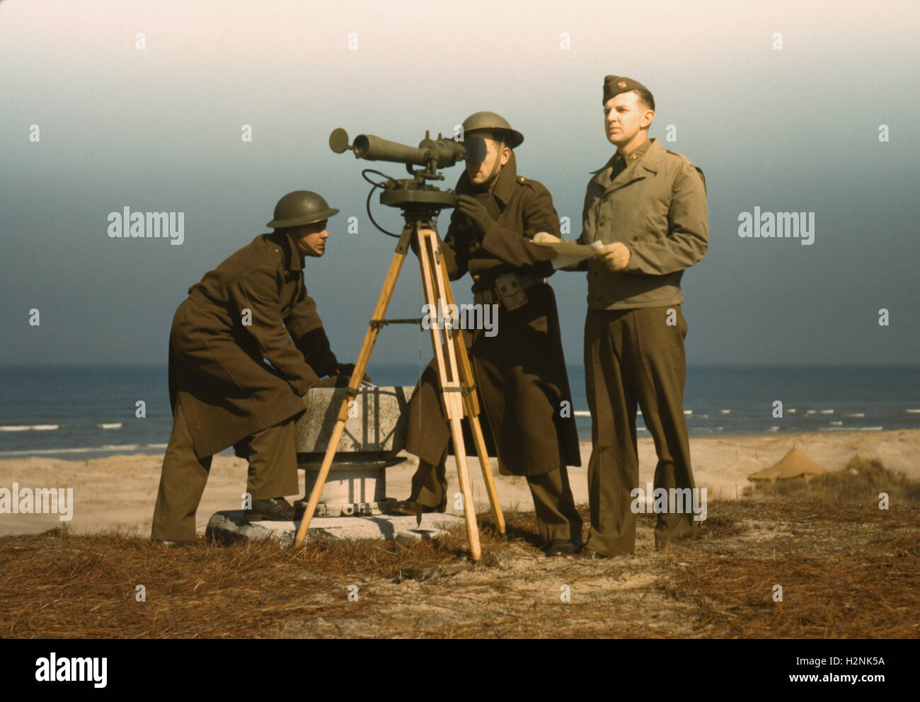 Le personnel militaire de l'azimut d'Instrument de mesure de l'angle et dans Sea-Target Splash fort pratique, histoire, Virginia, USA, Alfred T. Palmer pour l'Office of War Information, Mars 1942 Banque D'Images