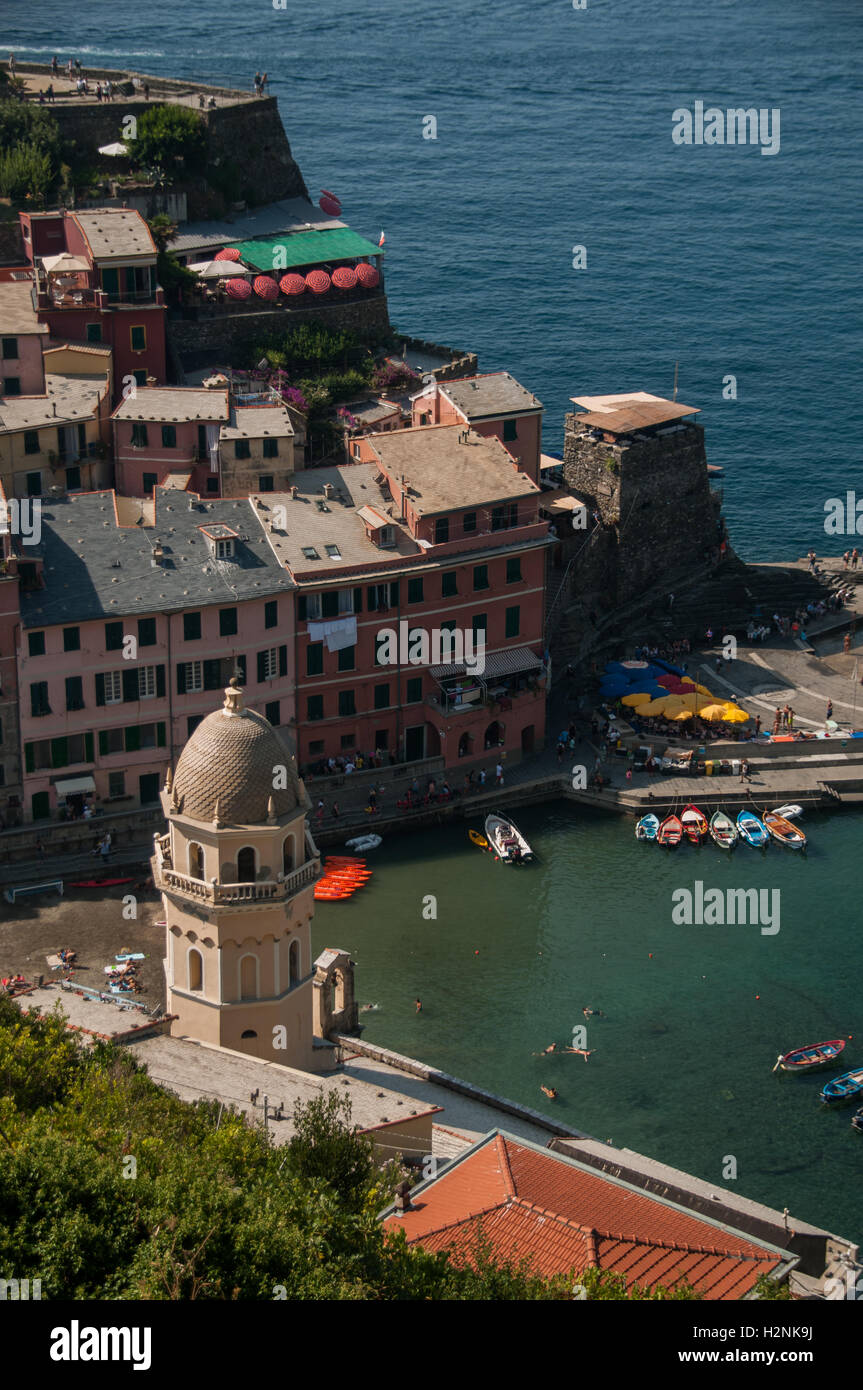 À descendre sur l'église de Santa Margherita di Antiochia, et la marina à Vernazza ci-dessous, Vernazza, Cinque Terre, septembre, Banque D'Images