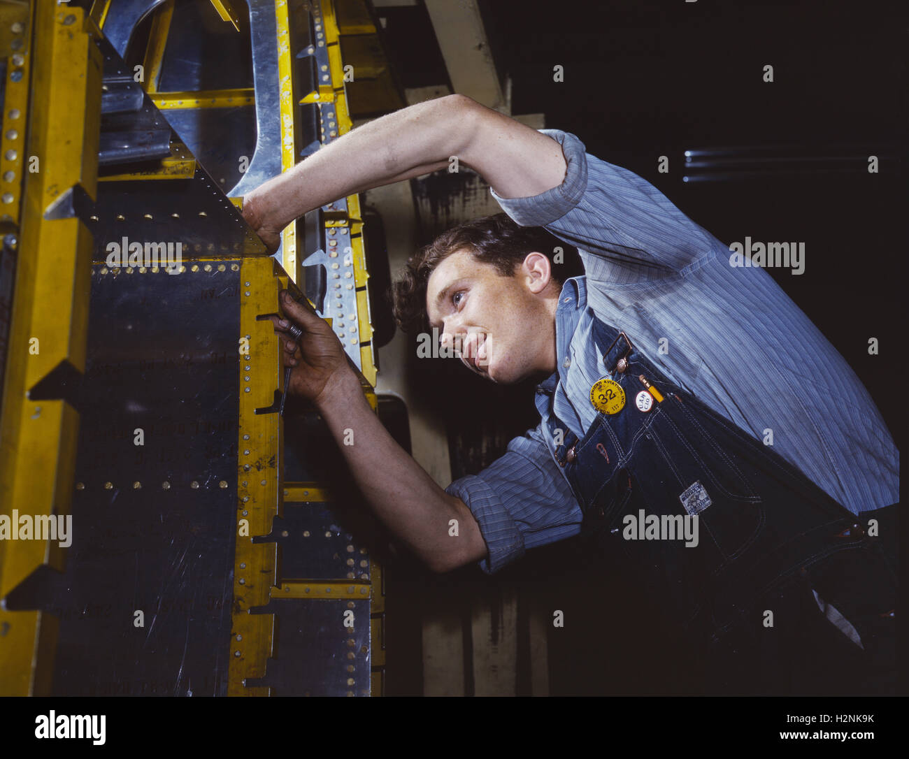 L'homme de l'assemblage renfort d'extension pour B-25 Bomber sur ligne d'assemblage à l'usine d'avions, en Californie, USA, Alfred T. Palmer pour l'Office of War information, 1942 Banque D'Images