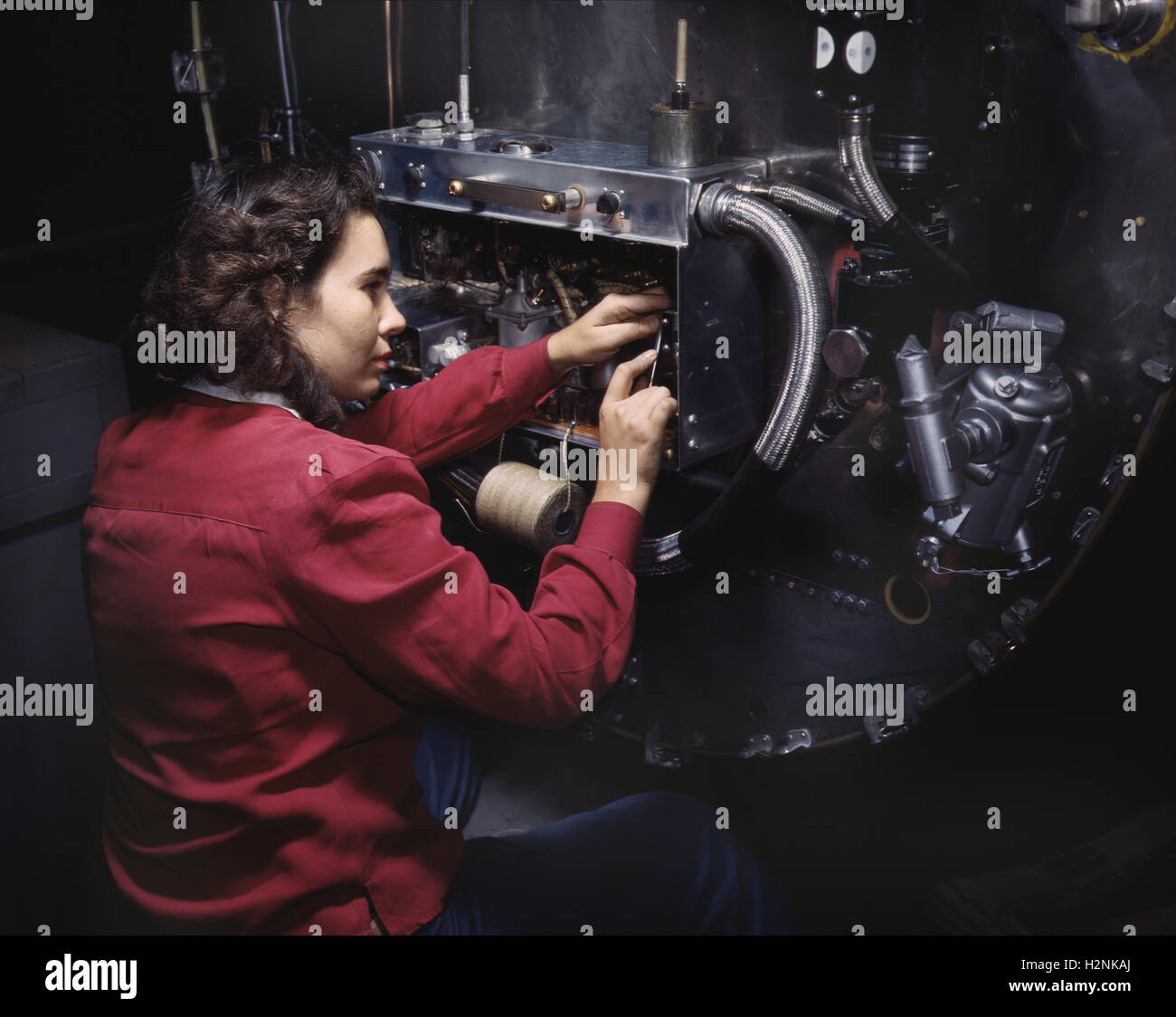Femme travailleur assemblant des boîtes de commutation sur les pare-feu de l'bombardier B-25, North American Aviation, Inc, Inglewood, Californie, États-Unis, Alfred T. Palmer, États-Unis Office of War information, octobre 1942 Banque D'Images