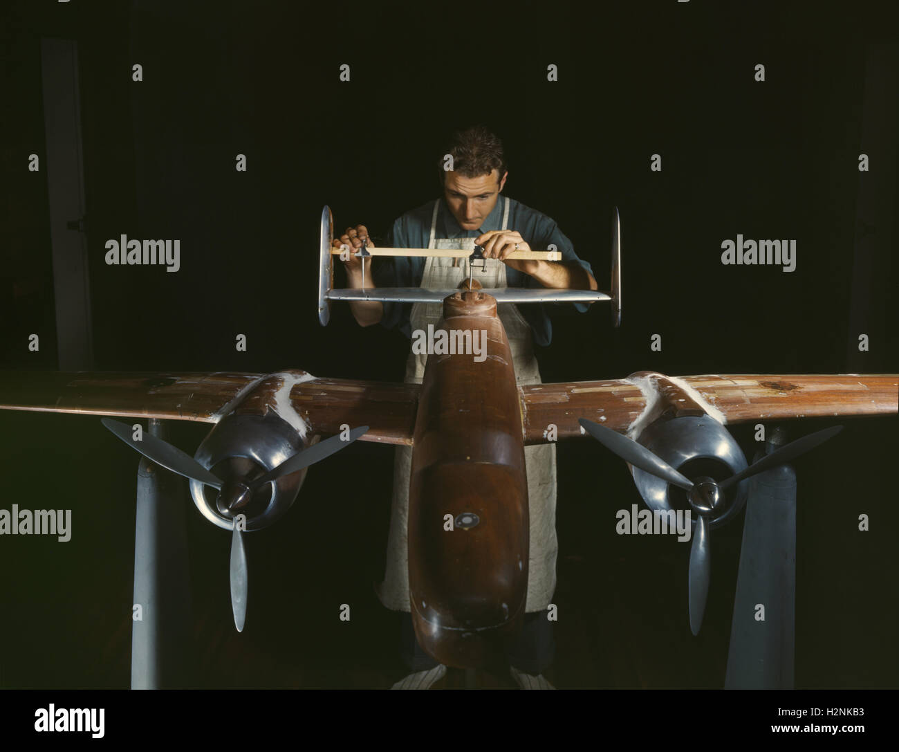 Travailleur préparant le modèle expérimental d'échelle de l'avion B-25 pour les essais en soufflerie, usine d'aviation nord-américaine, Inglewood, Californie, États-Unis, Alfred T. Palmer, ÉTATS-UNIS Office of War information, octobre 1942 Banque D'Images