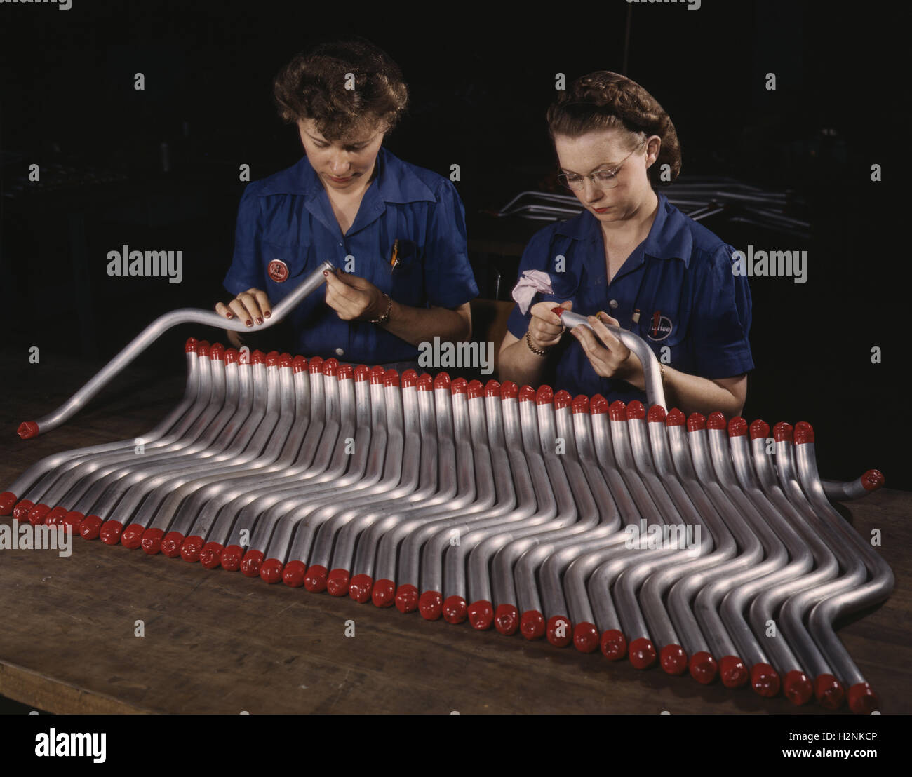 Deux femmes le bouchage et l'inspection de tubes 'Vengeance' Vultee A-31 bombardier en piqué, Nashville, Tennessee, USA, Alfred T. Palmer pour l'Office of War Information, Février, 1943 Banque D'Images