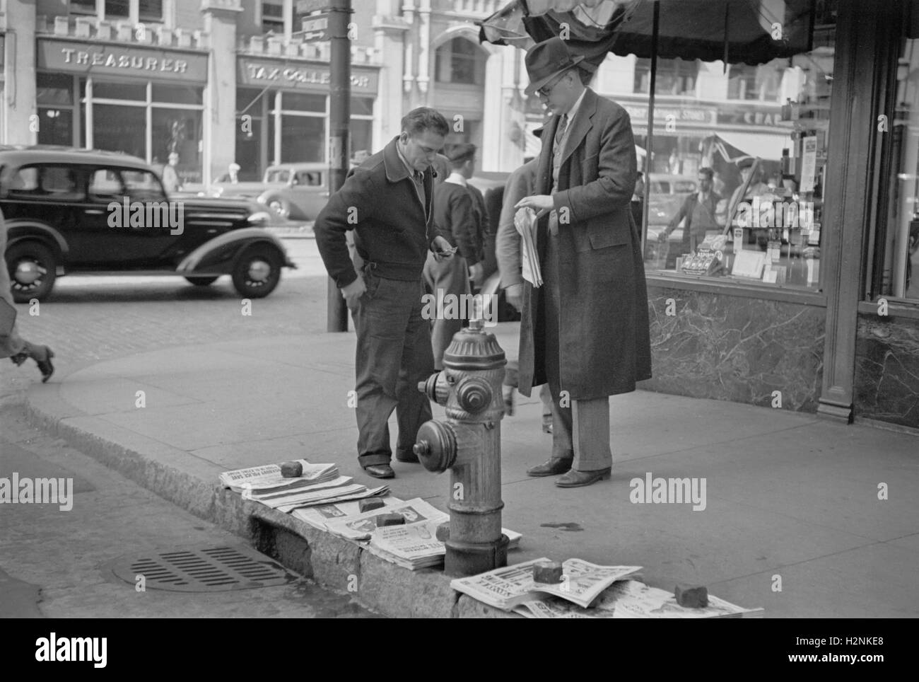 Vendeur de journaux sur coin de rue, Manchester, New Hampshire, USA, Carl Mydans américain pour la réinstallation de l'Administration, Septembre 1936 Banque D'Images