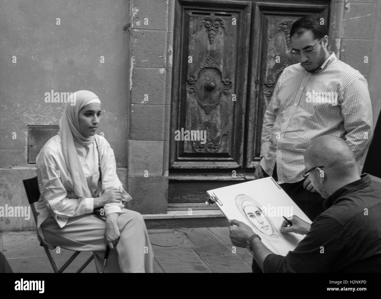Un artiste de rue, l'ébauche d'une touriste en visite à Pise, Italie, septembre Banque D'Images