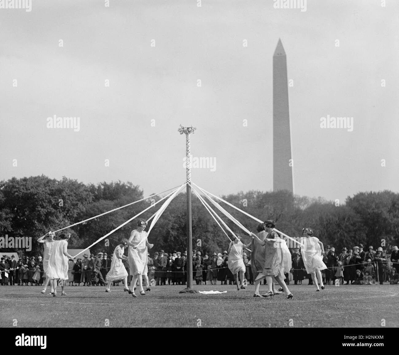 Maypole Dance sur l'Ellipse avec Washington Memorial en arrière-plan, Washington DC, USA, National Photo Company, Mai 1925 Banque D'Images