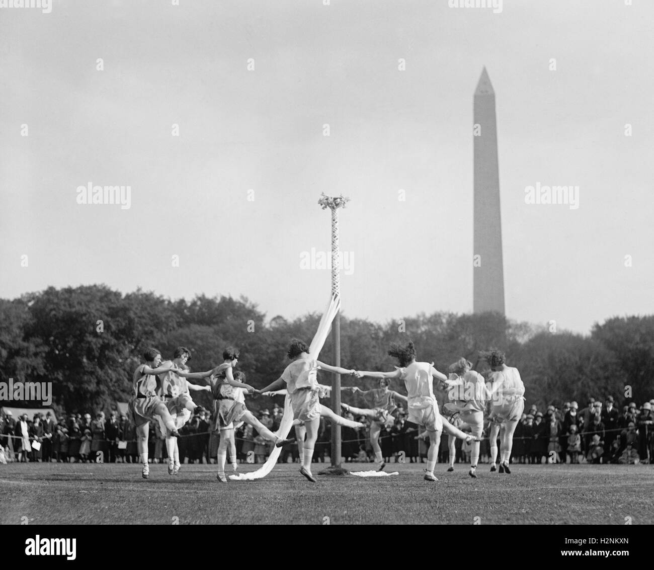 Maypole Dance sur l'Ellipse avec Washington Memorial en arrière-plan, Washington DC, USA, National Photo Company, Mai 1925 Banque D'Images