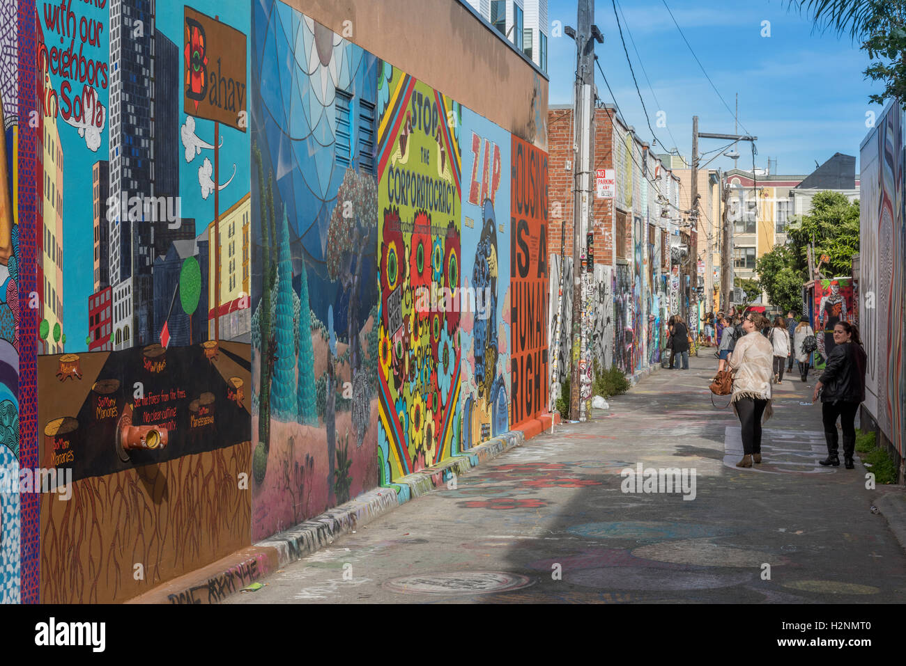 Peintures murales et graffitis sur les murs de l'établissement Clarion Alley, dans le Mission District de San Francisco. Californie, USA. Banque D'Images