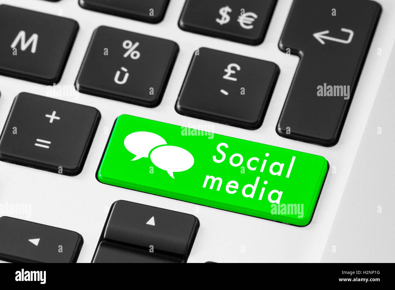 Close up of green social media sur le bouton clavier avec bulles Banque D'Images