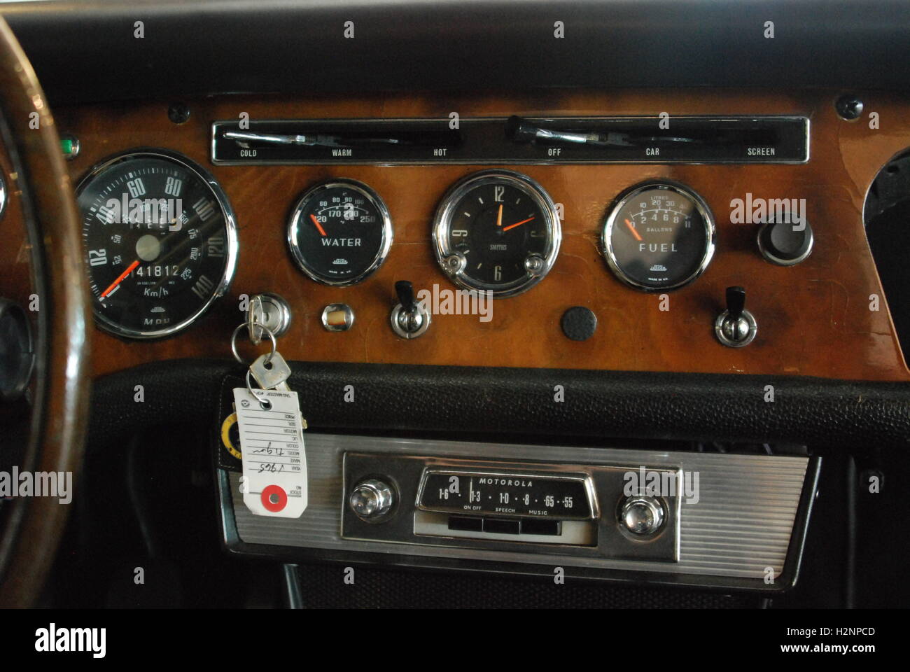 Close-up photo de l'ancien roadster Sunbeam Tiger tableau de bord de voiture de sport Banque D'Images