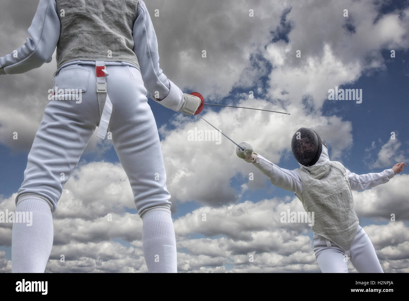 Duel d'Escrime photo qui est prise de vue inférieur avec des nuages dans l'arrière-plan. Banque D'Images