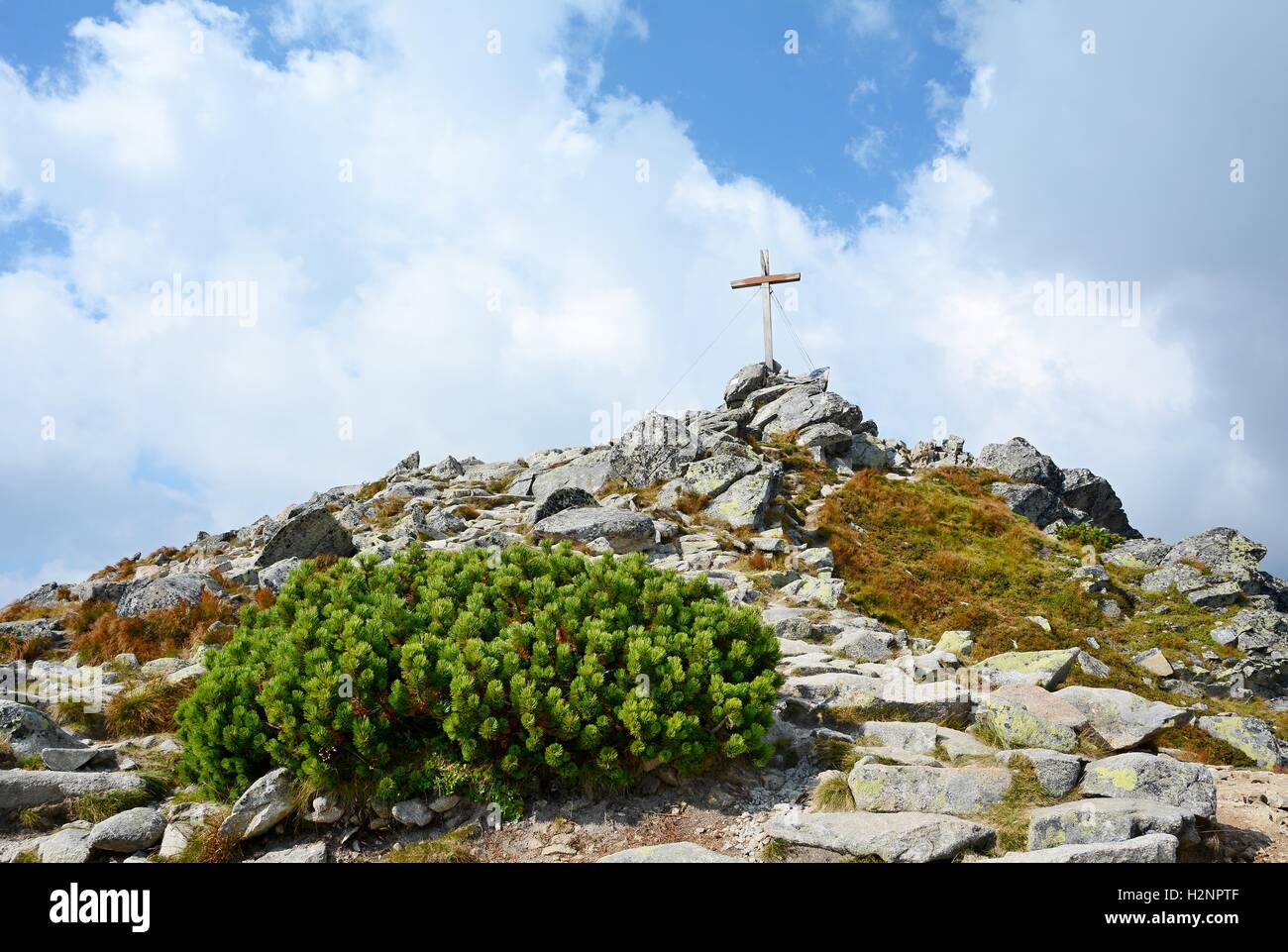 Croix en bois sur le dessus de l'Predne Solisko sommet en montagne des Hautes Tatras. Banque D'Images