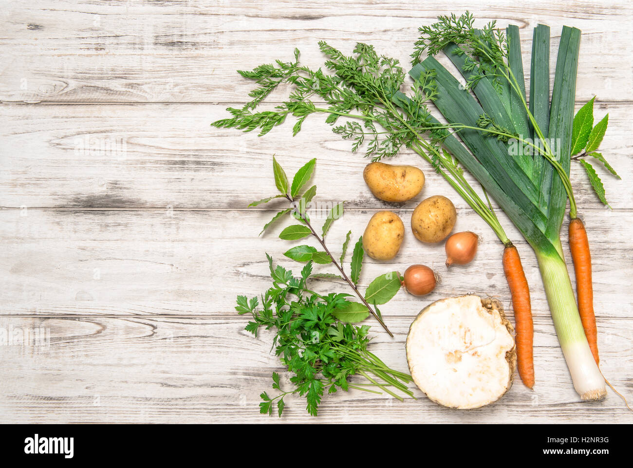 Les légumes frais biologiques. Poireau, carotte, oignon, persil, pommes de terre, céleri-rave, laurier feuilles. L'alimentation saine Banque D'Images