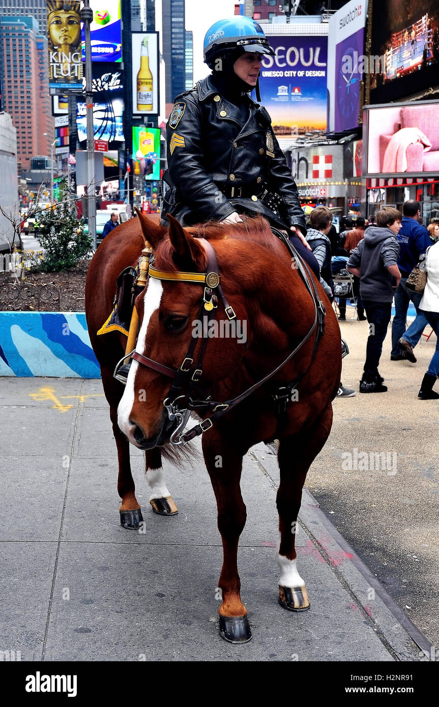 Officier de NYPD à l'ordre de Times Square New York City, United Sates of America Banque D'Images