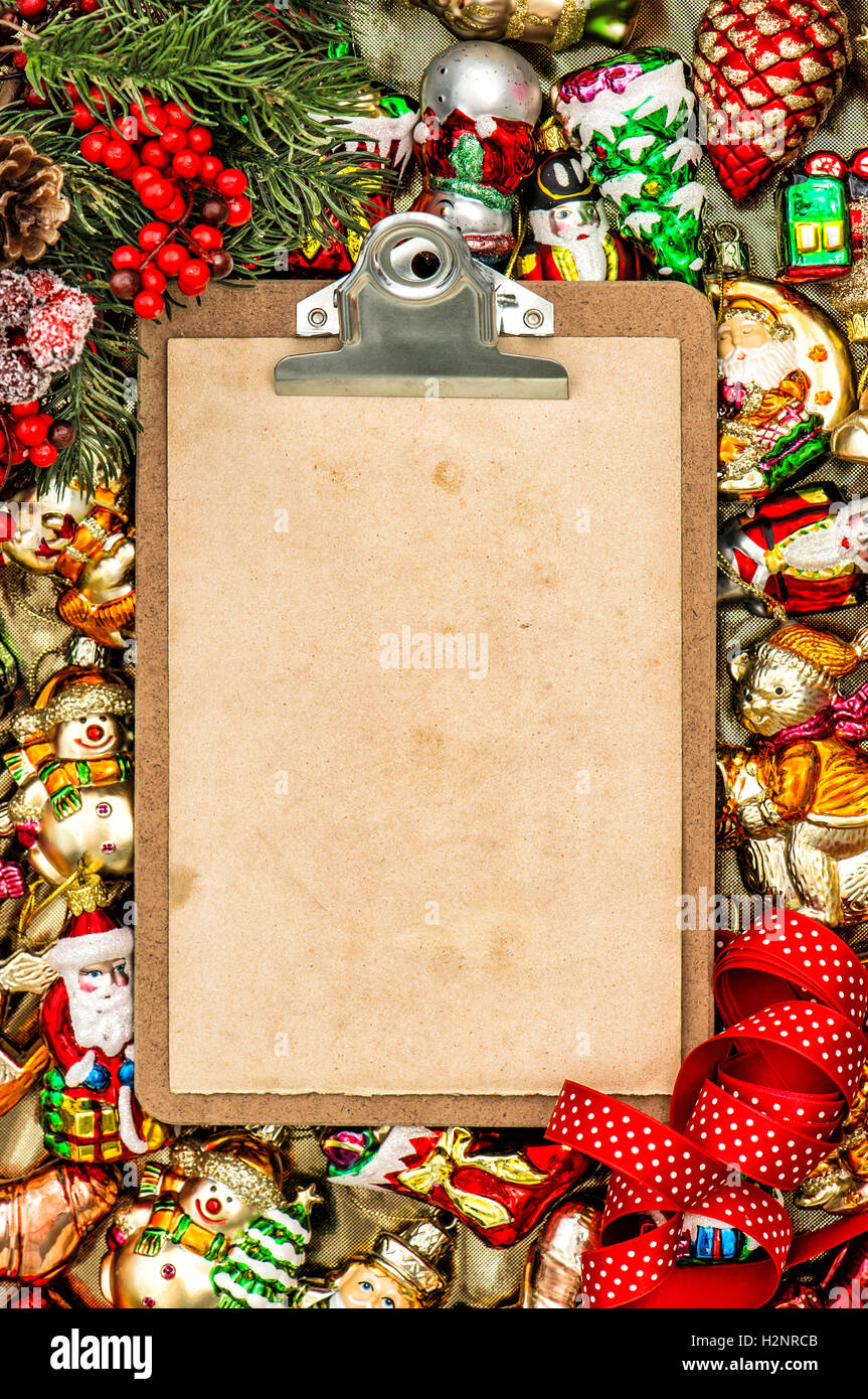 Vacances de Noël arrière-plan. Presse-papiers en papier pour une lettre et de décoration de Noël Banque D'Images